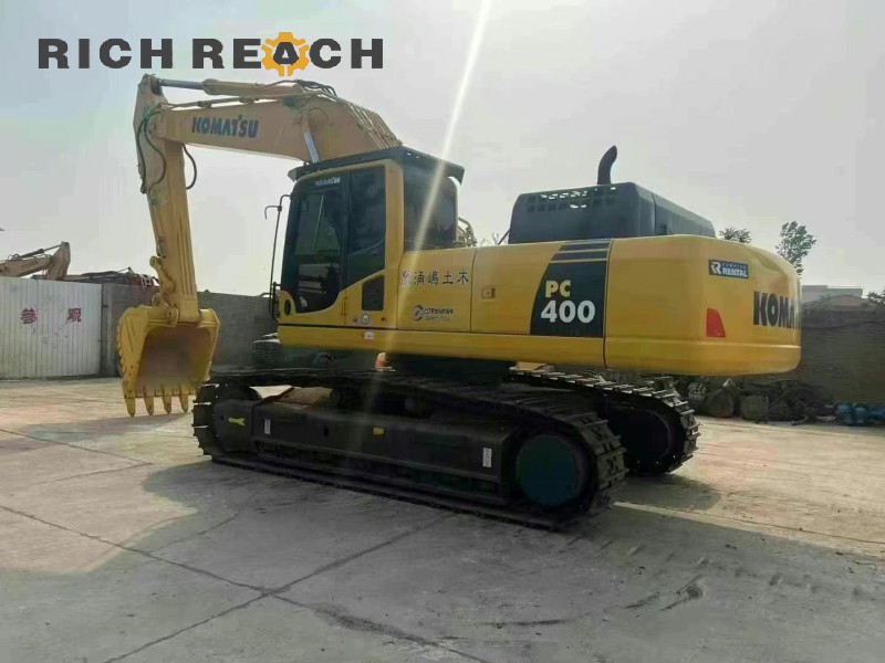 Bucket attachment of a 2017 Komatsu PC400-8 excavator, 2,300 hours, $45,833